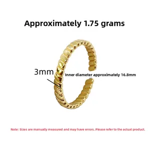 Détail d'une bague dorée texturée de 3mm avec dimensions de poids et de diamètre interne