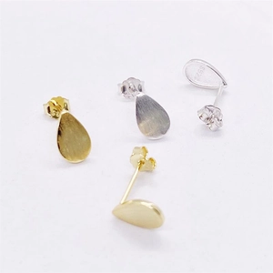 Minimalist S925 sterling silver teardrop stud earrings in gold and silver finish