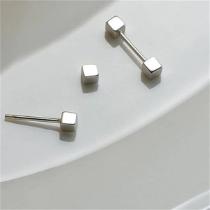 Orecchini a perno a cubo in argento sterling S925 con finitura a specchio lucida