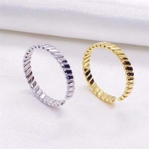 Gros plan de bagues torsadées réglables en argent sterling S925 argent et doré