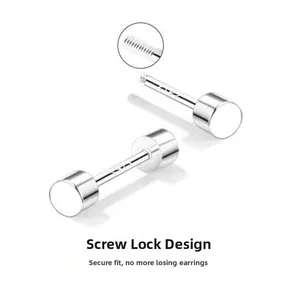 Dettaglio macro dell'orecchino barbell in argento S925 con chiusura a vite piatta