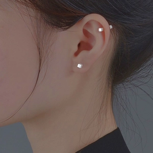 Orecchini a cubo minimalisti in argento S925 indossati per un look moderno e unisex