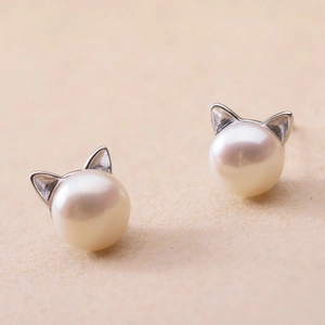 Süße S925 Sterling Silber Katzenohr Ohrstecker mit runden weißen Süßwasserperlen