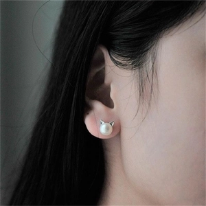 Süße S925 Sterling Silber Katzenohr Perlenohrringe am Modell für einen süßen Look