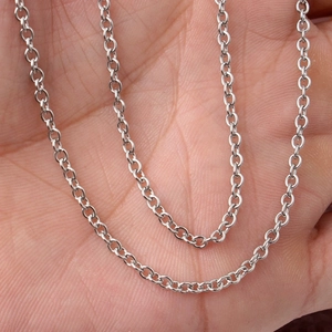 Collana a catena minimalista in argento sterling S925 esposta sul palmo della mano