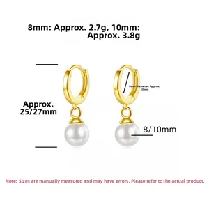 Detalle de pendientes de perlas en plata S925 bañada en oro de 8mm y 10mm