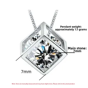 Vue macro du pendentif cube en argent S925 avec une pierre ronde de 7mm et chaîne