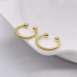 Manchette d'oreille torsadée en argent S925 doré avec embouts boules sur porcelaine
