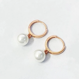 Primer plano detallado del sello S925 en pendientes de perlas de oro rosa