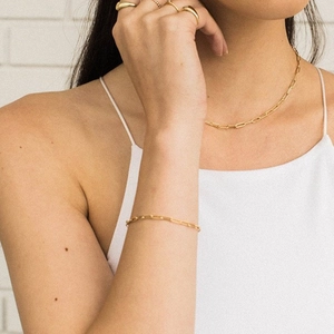 Dettaglio della collana e bracciale a catena paperclip in argento S925 placcato oro