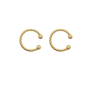 Boucles d'oreilles minimalistes en argent S925 plaqué or torsadé sur fond blanc