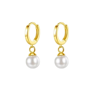 Elegantes pendientes de perlas en plata S925 con aros dorados sobre fondo blanco