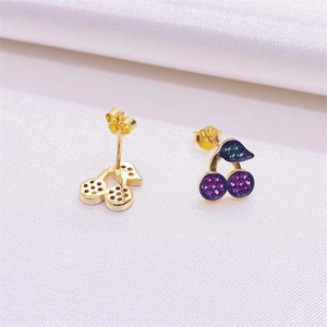 Vue macro de boucles d'oreilles cerises en argent S925 avec gemmes violettes et rouges