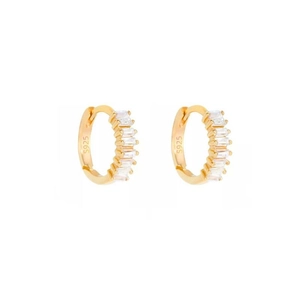 Dettaglio di orecchini a cerchio in argento S925 dorato con zirconi taglio baguette