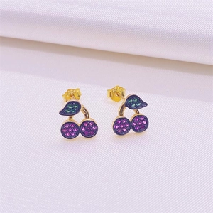 Makroaufnahme von S925 Sterling Silber Kirsch-Ohrsteckern mit violetten und grünen Zirkonen