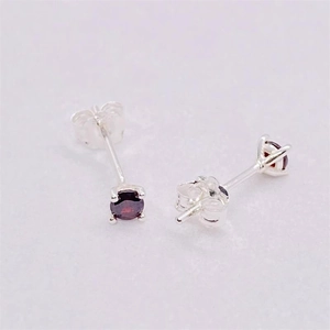 Minimalistische S925 Sterlingsilber Ohrstecker mit rundem rotem Zirkon in Vierklauenfassung