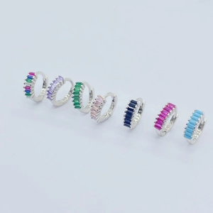 Set di orecchini a cerchio in argento S925 con zirconi colorati e taglio rettangolare