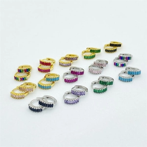 Orecchini a cerchio in argento S925 con zirconi multicolori disposti in fila