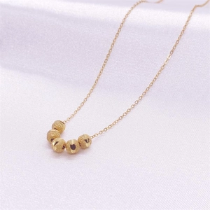 Collier en argent S925 doré avec cinq perles porte-bonheur et motifs de cœurs