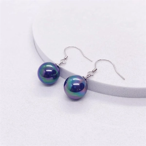 Orecchini a gancio in argento S925 con perle nere iridescenti e finitura sfumata
