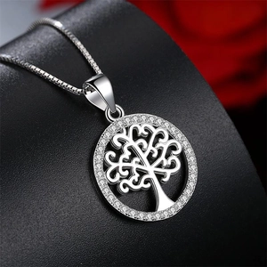 Vue macro du pendentif Arbre de Vie en argent avec zircons sur présentoir en cuir noir