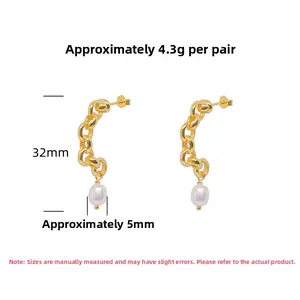 Gros plan sur les boucles d'oreilles chaînes en argent S925 dorées avec perles baroques