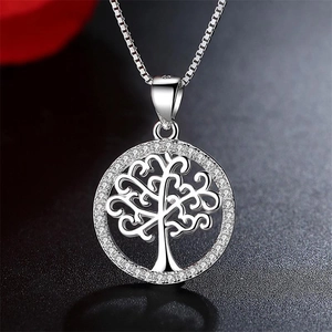 Vue macro du pendentif Arbre de Vie en argent S925 avec détails en zircons blancs étincelants