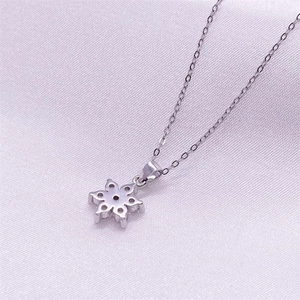 Detailed close-up of the S925 sterling silver snowflake pendant showing precise stone settings