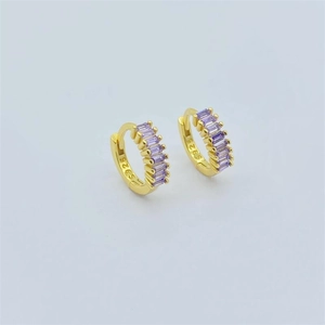 Dettaglio degli orecchini a cerchio in argento S925 dorato con zirconi viola taglio baguette