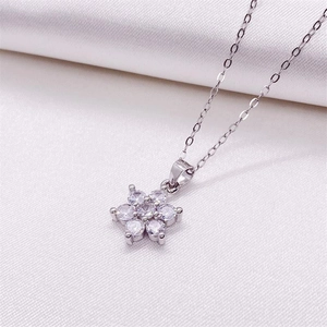 Elegant S925 sterling silver snowflake pendant necklace with sparkling zircon stones