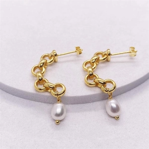 Boucles d'oreilles élégantes en argent S925 dorées avec perles baroques blanches