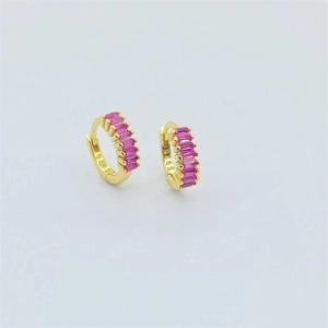 Dettaglio dell'orecchino a cerchio in argento S925 placcato oro con zirconi rosa