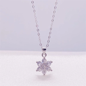 Elegant S925 sterling silver snowflake pendant necklace with sparkling cubic zirconia