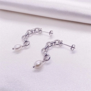 Boucles d'oreilles chaîne en argent S925 avec perles baroques sur soie blanche