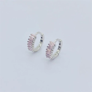 Dettaglio degli orecchini a cerchio in argento sterling S925 con zirconi rosa baguette