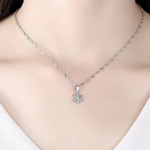 Sparkling S925 sterling silver snowflake pendant necklace with cubic zirconia stones