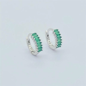 Dettaglio degli orecchini a cerchio in argento S925 con pietre preziose verde smeraldo