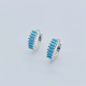 Dettaglio degli orecchini in argento S925 con pietre preziose di turchese blu scuro