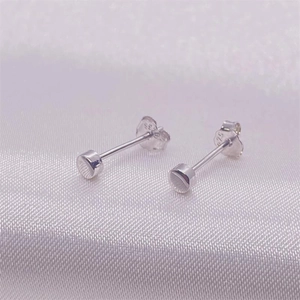 Vue détaillée macro de clous d'oreilles en argent S925 avec marquage S925 sur le fermoir papillon