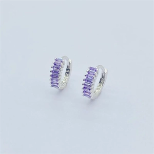 Dettaglio ravvicinato del marchio S925 e zircone viola intarsiato sui cerchi da donna