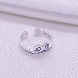 Macro shot of S925 sterling silver ring with vintage cloud pattern and S925 hallmark