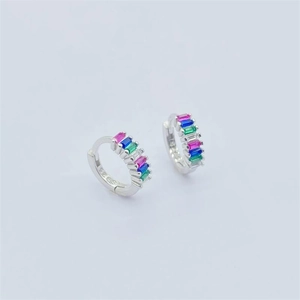 Macro di orecchini a cerchio in argento 925 con zirconi colorati taglio baguette