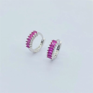 Vista macro degli orecchini huggie in argento S925 con zircone rosa rettangolare