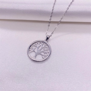 Détail du pendentif Arbre de Vie en argent sterling S925 sur un fond en soie blanche