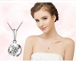 Détail du collier rose tournante en argent S925 avec zircon porté par un mannequin féminin
