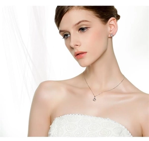 Mannequin portant un collier avec pendentif rose en argent S925 et boucles d'oreilles