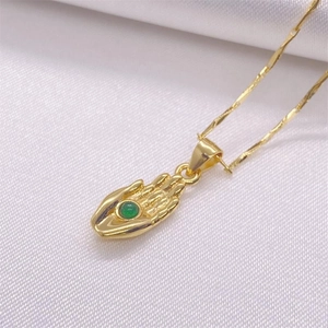 Collier avec pendentif main en argent S925 et pierre verte sur soie blanche