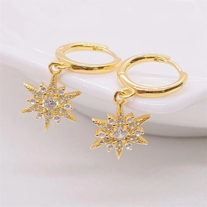 Glänzende S925 Sterlingsilber Gold Creolen mit Zirkonia-Sternanhängern für Damen