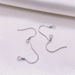 Makroaufnahme von S925 Sterling Silber Ohrhaken mit Stempel auf weißem Seidenhintergrund