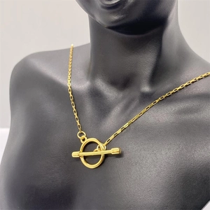 Gros plan d'un collier en argent sterling S925 doré avec un fermoir à bascule OT moderne